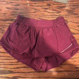 Lulu Lemon size 6 hotty hot short 2.5 inch